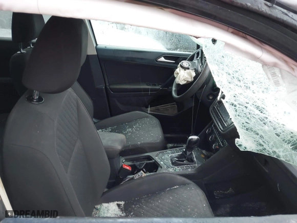 2018 Volkswagen Tiguan S with VIN 3VV1B7AX2JM120062, listed as a IAAI auction lot 41904852 with 166,909 mi miles. Bid and sale history available at carsss.com. Image 5.