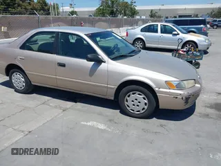 1999 Toyota Camry LE z VIN 4T1BG22K2XU615999, wystawiony jako IAAI lot #42738436 z przebiegiem 222 499 mil mil oraz . Historia ofert i sprzedaży dostępna na DreamBid. Obrazek 1.