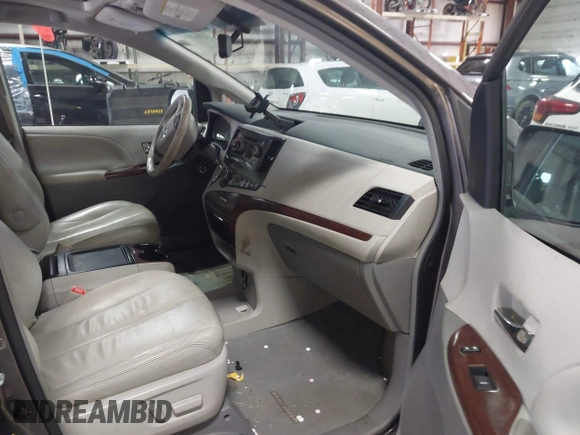 2013 Toyota Sienna XLE AAS with VIN 5TDYK3DC5DS355798, listed as a IAAI auction lot 41884055 with 135,032 mi miles. Bid and sale history available at carsss.com. Image 5.