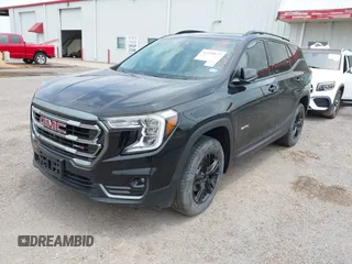 2024 GMC Terrain AT4 z VIN 3GKALYEG3RL222343, wystawiony jako IAAI lot #42238637 z przebiegiem 11 837 mil mil oraz . Historia ofert i sprzedaży dostępna na DreamBid. Obrazek 2.