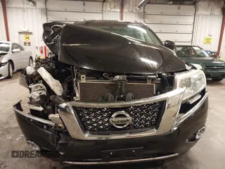 2015 Nissan Pathfinder SV z VIN 5N1AR2MM9FC632565, wystawiony jako IAAI lot #42250526 z przebiegiem 132 996 mil mil oraz . Historia ofert i sprzedaży dostępna na DreamBid. Obrazek 13.