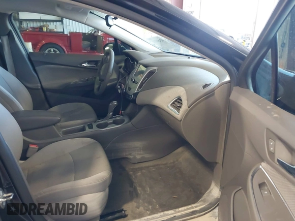 2017 Chevrolet Cruze LS z VIN 1G1BC5SM4H7270275, wystawiony jako IAAI lot #42484111 z przebiegiem 90 589 mil mil oraz . Historia ofert i sprzedaży dostępna na DreamBid. Obrazek 5.