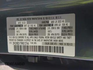 2024 Mazda CX-30 Premium z VIN 3MVDMBDY7RM613744, wystawiony jako IAAI lot #42127815 z przebiegiem 8 889 mil mil oraz . Historia ofert i sprzedaży dostępna na DreamBid. Obrazek 9.