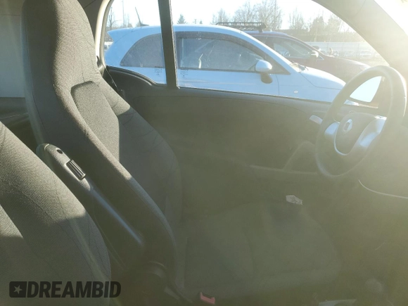 2016 Smart fortwo Passion z VIN WMEEJ9AA9GK844861, wystawiony jako Copart lot #89265415 z przebiegiem 19 245 mil mil oraz Szkoda całkowita • Salvage title. Historia ofert i sprzedaży dostępna na DreamBid. Obrazek 10.