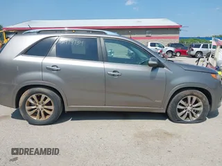2013 Kia Sorento SX с VIN 5XYKWDA20DG337895, выставлен на аукционе IAAI как лот 42479734 с пробегом 198 291 миль миль и . История ставок и продаж доступна на DreamBid. Изображение 14.