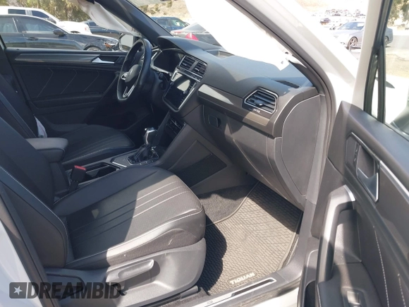 2023 Volkswagen Tiguan SE R-Line Black z VIN 3VVCB7AX3PM115373, wystawiony jako IAAI lot #42257944 z przebiegiem 22 316 mil mil oraz . Historia ofert i sprzedaży dostępna na DreamBid. Obrazek 5.