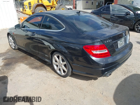 2012 Mercedes-Benz C 250 z VIN WDDGJ4HB3CF784139, wystawiony jako IAAI lot #41958981 z przebiegiem 130 628 mil mil oraz . Historia ofert i sprzedaży dostępna na DreamBid. Obrazek 3.