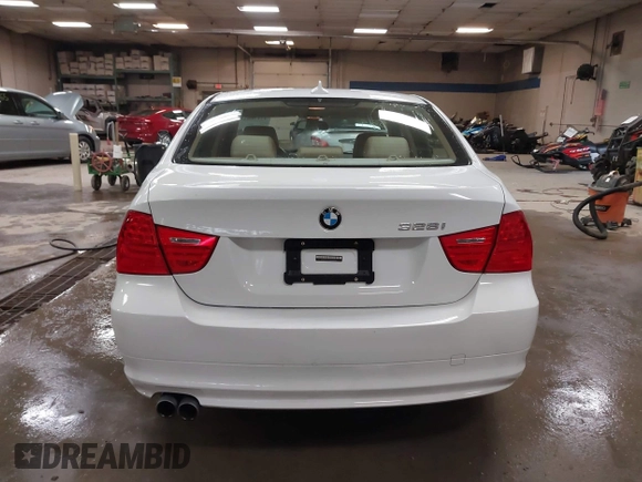 2011 BMW 3 Series 328i z VIN WBAPH5G57BNM82328, wystawiony jako IAAI lot #42130819 z przebiegiem 117 047 mil mil oraz . Historia ofert i sprzedaży dostępna na DreamBid. Obrazek 16.