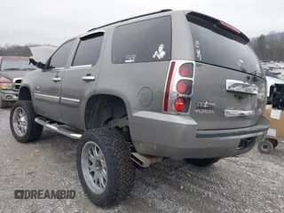 2007 GMC Yukon SLT with VIN 1GKFC13J17J277647, listed as a IAAI auction lot 41455860 with 200,035 mi miles. Bid and sale history available at carsss.com. Image 3.
