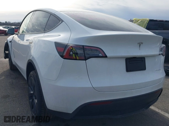 2025 Tesla Model Y Long Range with VIN 7SAYGDEE1SA343429, listed as a IAAI auction lot 41504455 with 1,284 mi miles and . Bid and sale history available at carsss.com. Image 3.