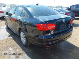 2013 Volkswagen Jetta SE z VIN 3VWDP7AJ3DM438668, wystawiony jako IAAI lot #42235014 z przebiegiem 128 406 mil mil oraz . Historia ofert i sprzedaży dostępna na DreamBid. Obrazek 3.