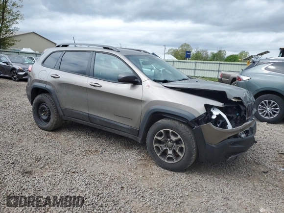 2021 Jeep Cherokee Trailhawk z VIN 1C4PJMBXXMD110534, wystawiony jako Copart lot #56333785 z przebiegiem 53 310 mil mil oraz Szkoda całkowita • Salvage title. Historia ofert i sprzedaży dostępna na DreamBid. Obrazek 4.