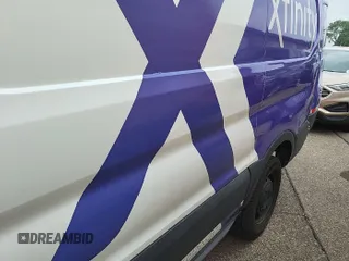 2015 Ford Transit Cargo z VIN 1FTNR1ZM8FKA55185, wystawiony jako IAAI lot #42515954 z przebiegiem 86 918 mil mil oraz . Historia ofert i sprzedaży dostępna na DreamBid. Obrazek 18.