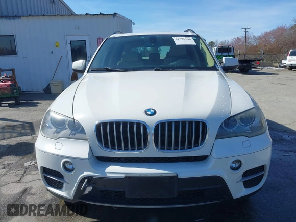 2013 BMW X5 xDrive35i z VIN 5UXZV4C5XD0B10732, wystawiony jako IAAI lot #41576548 z przebiegiem 131 237 mil mil oraz . Historia ofert i sprzedaży dostępna na DreamBid. Obrazek 12.