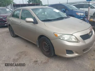 2010 Toyota Corolla z VIN 1NXBU4EE1AZ281949, wystawiony jako IAAI lot #42767524 z przebiegiem 229 579 mil mil oraz . Historia ofert i sprzedaży dostępna na DreamBid. Obrazek 1.