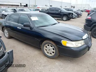 2000 Lincoln Town Car Signature z VIN 1LNHM82W6YY939038, wystawiony jako IAAI lot #42137418 z przebiegiem 154 848 mil mil oraz . Historia ofert i sprzedaży dostępna na DreamBid. Obrazek 1.