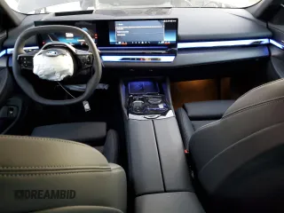 2024 BMW i5 eDrive40 z VIN WBY33FK04RCR56564, wystawiony jako Copart lot #46867435 z przebiegiem 2737 mil mil oraz Szkody całkowita. Historia ofert i sprzedaży dostępna na DreamBid. Obrazek 8.