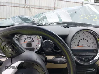 2013 MINI Roadster S z VIN WMWSY3C55DT566134, wystawiony jako IAAI lot #42265800 z przebiegiem Nie podano mil oraz . Historia ofert i sprzedaży dostępna na DreamBid. Obrazek 7.
