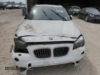 2015 BMW X1 xDrive28i z VIN WBAVL1C5XFVY32741, wystawiony jako Copart lot #70323344 z przebiegiem Nie podano mil oraz Szkoda całkowita • Salvage title. Historia ofert i sprzedaży dostępna na DreamBid. Obrazek 5.