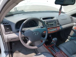 2002 Toyota Camry XLE z VIN 4T1BF30K22U007310, wystawiony jako IAAI lot #42419765 z przebiegiem 206 050 mil mil oraz . Historia ofert i sprzedaży dostępna na DreamBid. Obrazek 14.