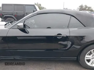 2014 Ford Mustang V6 z VIN 1ZVBP8EM2E5330955, wystawiony jako IAAI lot #41567236 z przebiegiem 17 365 mil mil oraz . Historia ofert i sprzedaży dostępna na DreamBid. Obrazek 14.