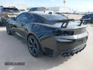2017 Chevrolet Camaro 2SS z VIN 1G1FH1R76H0102061, wystawiony jako IAAI lot #41738738 z przebiegiem 86 099 mil mil oraz . Historia ofert i sprzedaży dostępna na DreamBid. Obrazek 3.