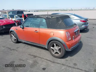 2005 MINI Convertible z VIN WMWRF33495TG10801, wystawiony jako IAAI lot #42773845 z przebiegiem 164 502 mil mil oraz . Historia ofert i sprzedaży dostępna na DreamBid. Obrazek 3.