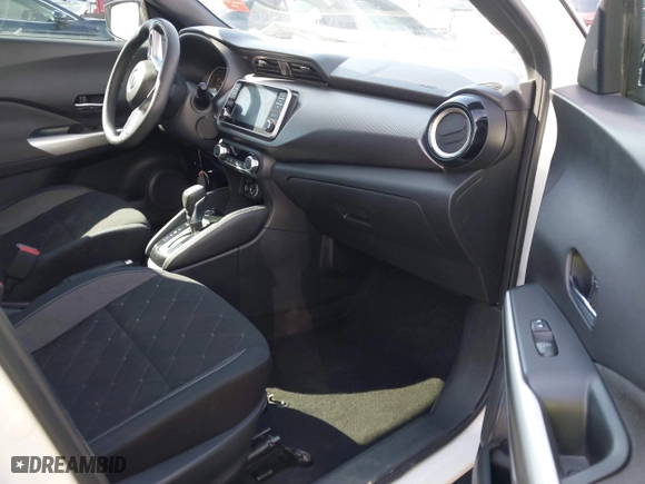 2018 Nissan Kicks SR with VIN 3N1CP5CUXJL504437, listed as a IAAI auction lot 41890907 with 137,572 mi miles. Bid and sale history available at carsss.com. Image 5.