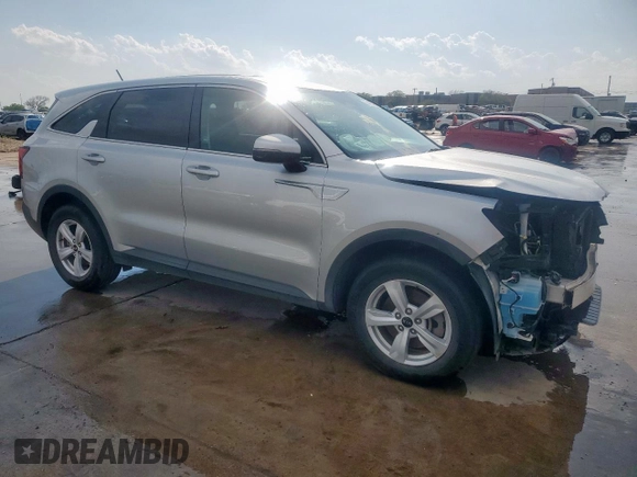 2021 Kia Sorento LX z VIN 5XYRG4LC3MG056711, wystawiony jako Copart lot #50418085 z przebiegiem 98 133 mil mil oraz Czysty tytuł • Clean title. Historia ofert i sprzedaży dostępna na DreamBid. Obrazek 4.