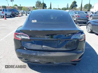 2019 Tesla Model 3 Mid Range z VIN 5YJ3E1EA5KF306816, wystawiony jako IAAI lot #41710916 z przebiegiem 76 222 mil mil oraz . Historia ofert i sprzedaży dostępna na DreamBid. Obrazek 16.