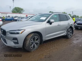 2022 Volvo XC60 Momentum z VIN YV4L12RK0N1997610, wystawiony jako IAAI lot #42202592 z przebiegiem 3580 mil mil oraz . Historia ofert i sprzedaży dostępna na DreamBid. Obrazek 6.