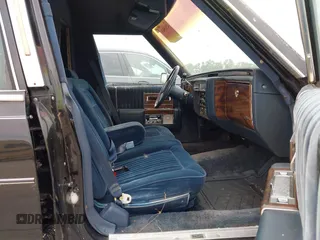 1989 Cadillac Brougham z VIN 1G6DW51Y6KR730868, wystawiony jako IAAI lot #42315431 z przebiegiem 90 027 mil mil oraz . Historia ofert i sprzedaży dostępna na DreamBid. Obrazek 5.