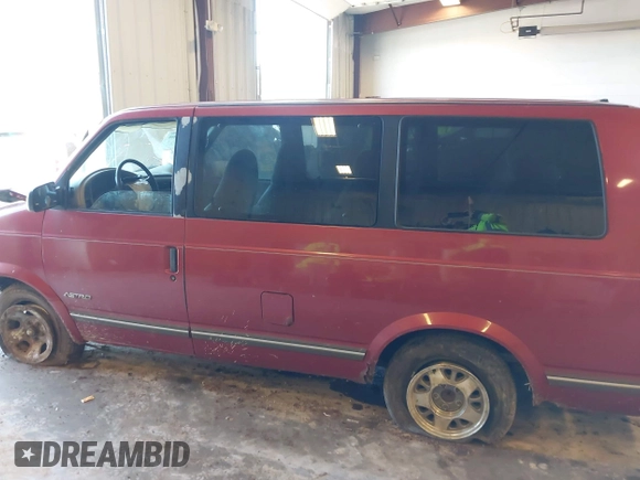 1997 Chevrolet Astro z VIN 1GNDM19WXVB131278, wystawiony jako IAAI lot #42231868 z przebiegiem 271 239 mil mil oraz . Historia ofert i sprzedaży dostępna na DreamBid. Obrazek 14.