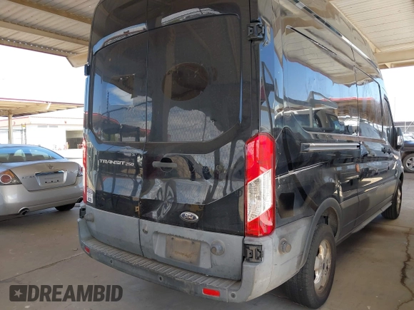 2017 Ford Transit z VIN 1FTYR2XM5HKB08532, wystawiony jako IAAI lot #41710574 z przebiegiem 142 830 mil mil oraz . Historia ofert i sprzedaży dostępna na DreamBid. Obrazek 4.