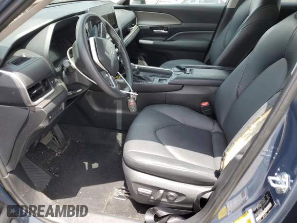 2024 Toyota Highlander XLE z VIN 5TDAAAA58RS001022, wystawiony jako Copart lot #56607315 z przebiegiem 10 763 mil mil oraz Szkoda całkowita • Salvage title. Historia ofert i sprzedaży dostępna na DreamBid. Obrazek 7.