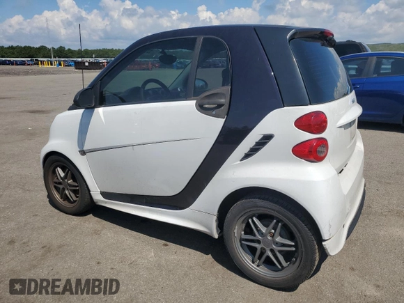 2015 Smart fortwo Passion z VIN WMEEJ3BA4FK816301, wystawiony jako Copart lot #65140935 z przebiegiem 83 465 mil mil oraz Czysty tytuł • Clean title. Historia ofert i sprzedaży dostępna na DreamBid. Obrazek 2.