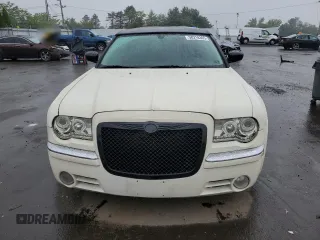 2005 Chrysler 300 300 z VIN 2C3JA43R35H175126, wystawiony jako Copart lot #58218305 z przebiegiem 167 612 mil mil oraz Szkoda całkowita • Salvage title. Historia ofert i sprzedaży dostępna na DreamBid. Obrazek 5.