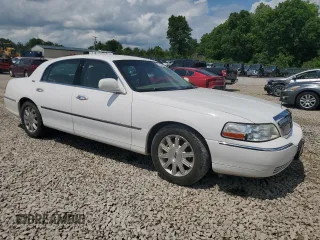 2008 Lincoln Town Car Limited z VIN 2LNHM82V38X660959, wystawiony jako Copart lot #57168355 z przebiegiem 194 630 mil mil oraz Szkoda całkowita • Salvage title. Historia ofert i sprzedaży dostępna na DreamBid. Obrazek 4.