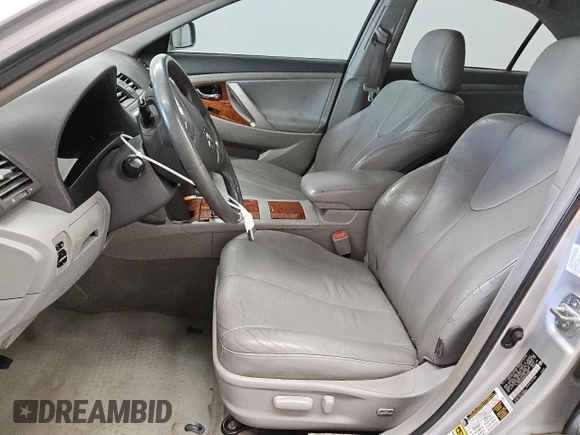 2009 Toyota Camry LE z VIN 4T1BK46K89U595880, wystawiony jako Copart lot #55069935 z przebiegiem 265 831 mil mil oraz Czysty tytuł • Clean title. Historia ofert i sprzedaży dostępna na DreamBid. Obrazek 7.