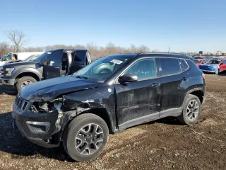2019 Jeep Compass Trailhawk with VIN 3C4NJDDB1KT727756, listed as a Copart auction lot 42439055 with 104,525 mi miles and Salvage Title. Bid and sale history available at carsss.com. Image 1.