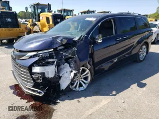 2024 Toyota Sienna Platinum z VIN 5TDERKEC0RS187244, wystawiony jako Copart lot #52601025 z przebiegiem 11 881 mil mil oraz Szkoda całkowita • Salvage title. Historia ofert i sprzedaży dostępna na DreamBid. Obrazek 1.