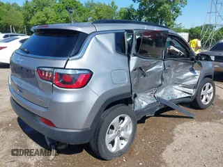 2019 Jeep Compass Latitude z VIN 3C4NJDBB6KT697110, wystawiony jako IAAI lot #42331753 z przebiegiem 52 897 mil mil oraz . Historia ofert i sprzedaży dostępna na DreamBid. Obrazek 4.