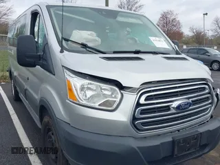2018 Ford Transit Passenger XL z VIN 1FBZX2ZM2JKB02141, wystawiony jako IAAI lot #41914073 z przebiegiem 103 718 mil mil oraz . Historia ofert i sprzedaży dostępna na DreamBid. Obrazek 1.