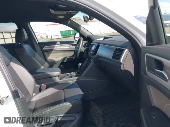 2022 Volkswagen Atlas SE with VIN 1V2HE2CA8NC224402, listed as a IAAI auction lot 41964747 with 50,233 mi miles and . Bid and sale history available at DreamBid. Image 5.