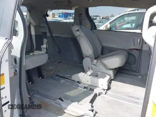 2014 Toyota Sienna XLE z VIN 5TDYK3DC7ES461445, wystawiony jako IAAI lot #42003360 z przebiegiem 153 404 mil mil oraz . Historia ofert i sprzedaży dostępna na DreamBid. Obrazek 8.