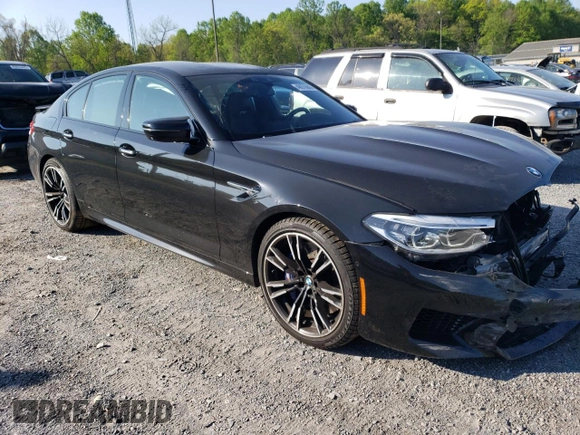 2018 BMW M5 z VIN WBSJF0C5XJB282107, wystawiony jako Copart lot #49979943 z przebiegiem 55 243 mil mil oraz . Historia ofert i sprzedaży dostępna na DreamBid. Obrazek 4.