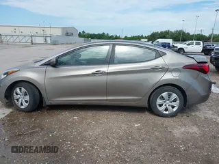 2016 Hyundai Elantra SE z VIN 5NPDH4AEXGH797608, wystawiony jako IAAI lot #42432065 z przebiegiem 139 861 mil mil oraz . Historia ofert i sprzedaży dostępna na DreamBid. Obrazek 14.