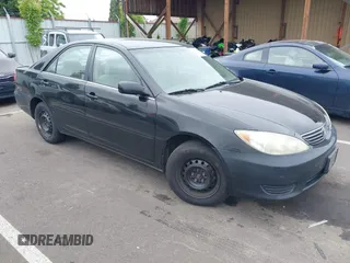 2005 Toyota Camry STD z VIN 4T1BE32K35U005795, wystawiony jako IAAI lot #42436495 z przebiegiem 216 913 mil mil oraz . Historia ofert i sprzedaży dostępna na DreamBid. Obrazek 1.