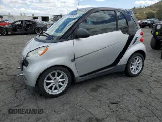 2009 Smart fortwo Pure z VIN WMEEJ31X89K251402, wystawiony jako Copart lot #56791545 z przebiegiem 52 636 mil mil oraz Czysty tytuł • Clean title. Historia ofert i sprzedaży dostępna na DreamBid. Obrazek 1.