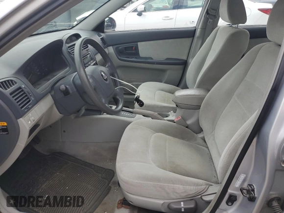 2006 Kia Spectra EX z VIN KNAFE121565316347, wystawiony jako Copart lot #57169865 z przebiegiem 82 782 mil mil oraz Czysty tytuł • Clean title. Historia ofert i sprzedaży dostępna na DreamBid. Obrazek 7.